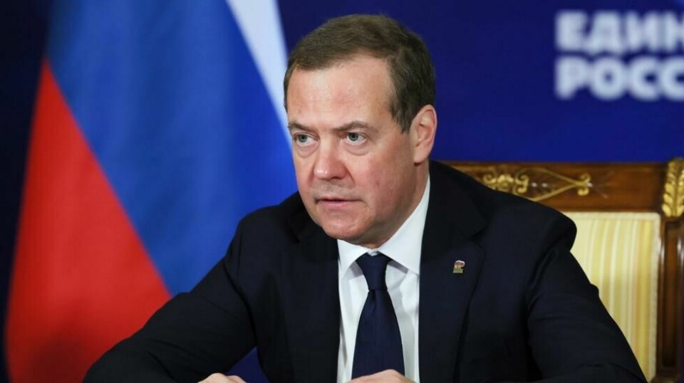 Russlands tidligere president Dmitrij Medvedev ber den russiske hæren huske løftet gjort til president Vladimir Putin: Å nådeløst bekjempe fienden.