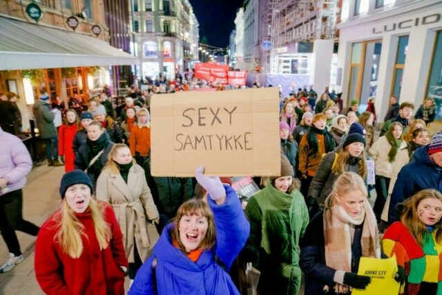 Samtykkeloven har vært parole i 8. mars-tog flere ganger. Nå kan det gå mot lovendring på Stortinget.