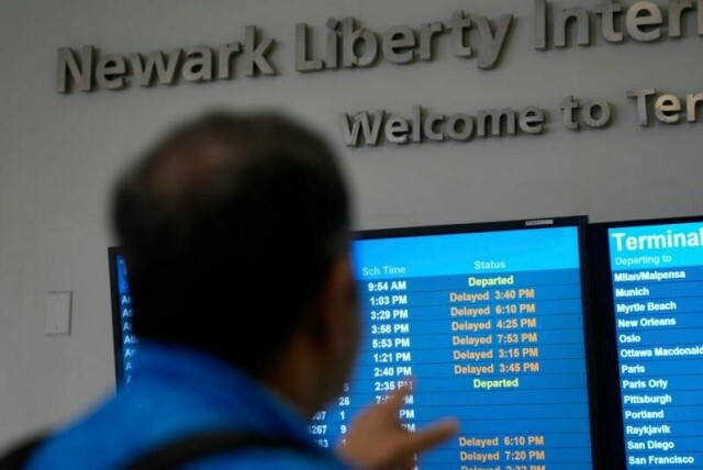 Mange flygninger blir forsinket på Newark-flyplassen på grunn av tekniske problemer og mangel på flygeledere.