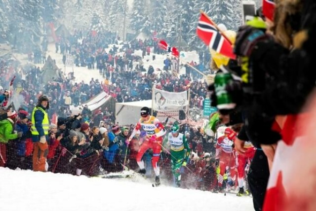 Johannes Høsflot Klæbo på vei opp gjennom folkehavet ved Frognerseteren under femmila i Holmenkollen i 2019.