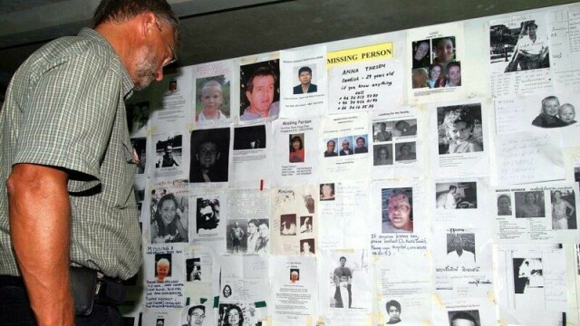 En svensk statsborger leter etter slektninger på en provisorisk oppslagstavle for savnede ved et Røde Kors-sykehus i Phang Nga, 29. desember 2004. Over 220.000 mennesker mistet livet i tsunami-katastrofen som rammet 14 land i Asia. 84 nordmenn mistet livet.