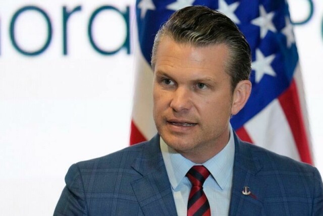 En sentral rådgiver for USAs forsvarsminister Pete Hegseth (bildet) er suspendert fra stillingen, mistenkt for å ha lekket hemmeligstemplet informasjon.