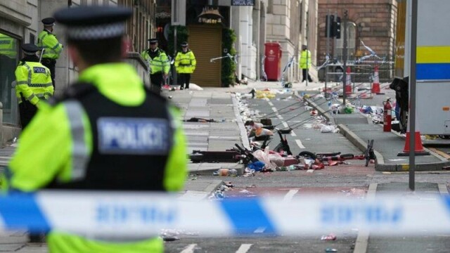 En rekke politifolk var på åstedet i Liverpool etter påkjørselen.