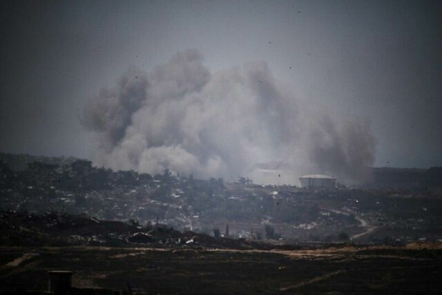 Røyk stiger opp fra et israelsk angrep mot Nord-Gaza fredag.