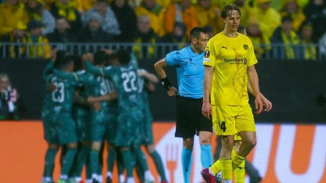 Ulrik Saltnes depper mens Tottenham feirer et av sine mål i returkampen i europaligaens semifinale.