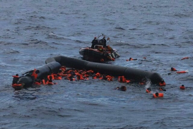 Migranter reddes her opp fra Middelhavet utenfor spanskekysten i november 2020.
