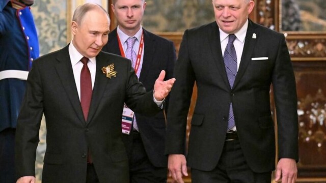 Slovakias statsminister Robert Fico (t.h.) ønsker å styrke forholdet til Russland, sier han etter å ha vært til stede ved Russlands seiersmarkering fredag. I Moskva møtte Fico Russlands president Vladimir Putin.