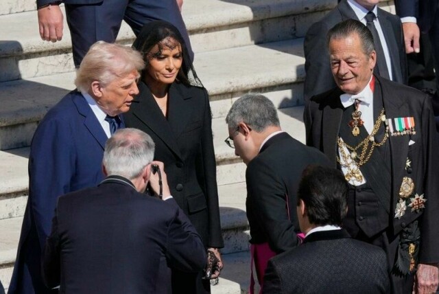 President Donald Trump sammen med kona Melania Trump ved ankomst til pavens begravelse.