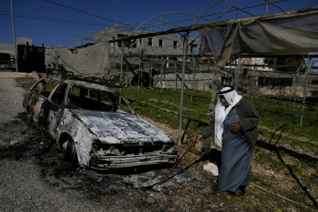 Israelske bosettere angriper regelmessig palestinske landsbyer på den okkuperte Vestbredden. Hus og biler blir stukket i brann, og avlinger blir ødelagt. Slik så det ut etter et angrep mot landsbyen Jinsafut i januar.