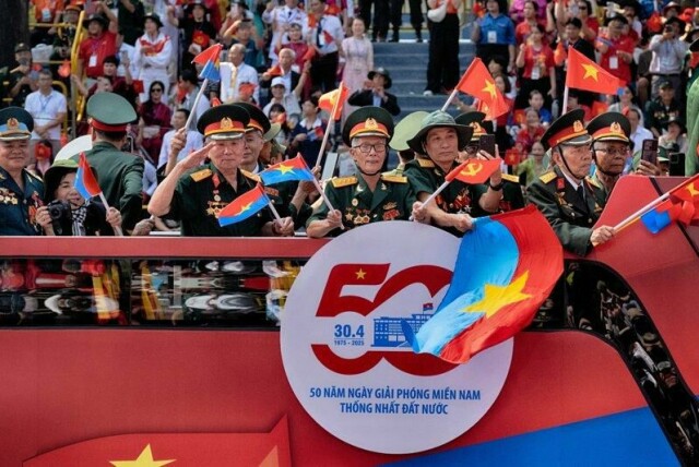 Vietnamesiske veteraner feirer 50-årsdagen for slutten på krigen mot USA.