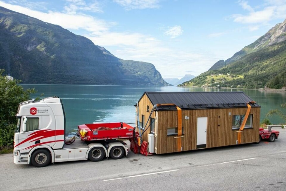 Mikrohusene ble fraktet med politieskorte fra Lærdal og inn til Skjolden. Mikrohusene ble fraktet med politieskorte fra Lærdal og inn til Skjolden. Foto: Hans Frederik Bjarkøy, Norske Mikrohus