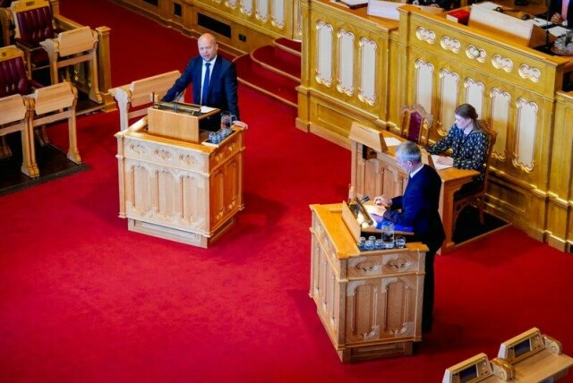 Trygve Slagsvold Vedum (Sp) og finansminister Jens Stoltenberg (Ap) var uenige om kutt i matmoms under Stortingets muntlige spørretime onsdag.