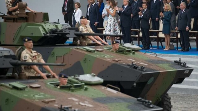 Donald Trump ble mektig imponert etter å ha bivånet en militærparade i Paris (bildet) sist han var president, og han har siden ikke lagt skjul på at han ønsker tilsvarende parader i USA. 14. juni, når han fyller 79 år, kan han få ønsket oppfylt, ifølge flere medier.