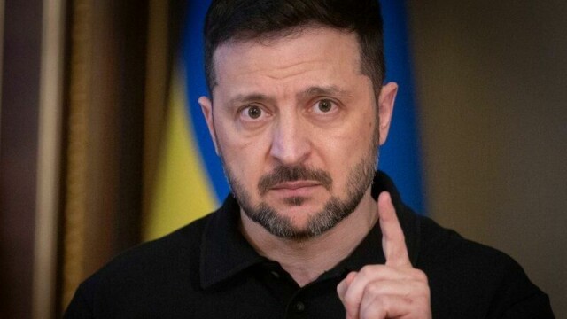 Ukrainas president Volodymyr Zelenskyj avbryter Sør-Afrika-turen for å reise hjem til Ukraina etter nyheten om nattens dødelige angrep mot Kyiv.