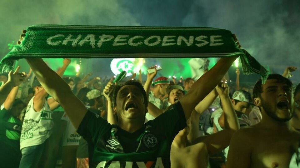 To dager etter ulykken samlet fansen seg i klubbens stadion for å minnes og hylle de omkomne spillerne. Kun tre spillere overlevde flyulykken for fem år siden.