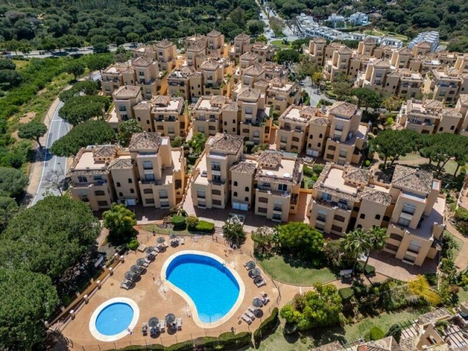I Marbella, der bl.a. Erling Braut Haaland som kjent har feriebolig, selges en toppleilighet i dette komplekset til 1,45 millioner euro, eller rundt 17 millioner kroner. I Marbella, der bl.a. Erling Braut Haaland som kjent har feriebolig, selges en toppleilighet i dette komplekset til 1,45 millioner euro, eller rundt 17 millioner kroner. Foto: CDS Property