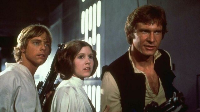 Han Solo – spilt av Harrison Ford – skjøt først i originalversjonen av «Star Wars» i 1977. Her med Mark Hamill og Carrie Fisher.