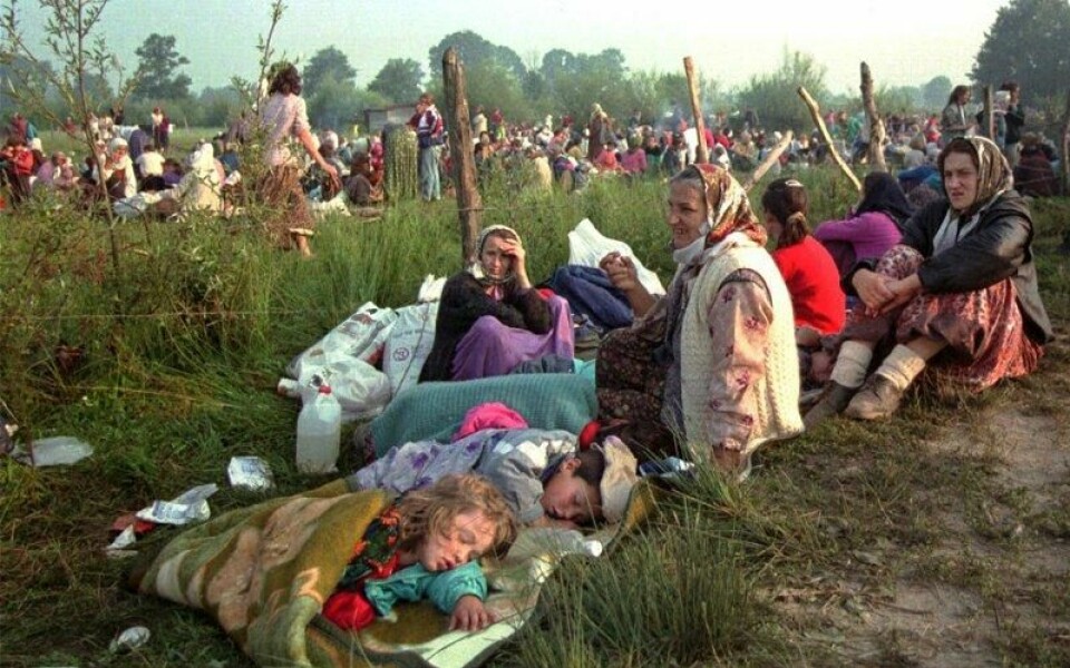 En gruppe kvinner og barn fra Srebrenica i Bosnia-Hercegovina, i en flyktningeleir utenfor en FN-base tilbake i 1995. En gruppe kvinner og barn fra Srebrenica i Bosnia-Hercegovina, i en flyktningeleir utenfor en FN-base tilbake i 1995. Foto: Darko Bandic / AP / NTB