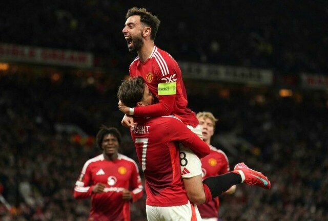 Mason Mount jubler med Bruno Fernandes etter å ha scoret det første av Manchester Uniteds tre mål i returkampen mot Athletic Bilbao.