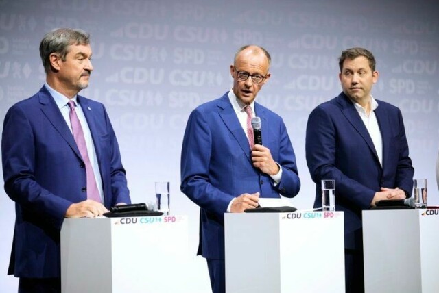CSU-leder Markus Söder (t.v.), CDU-leder og påtroppende statsminister Friedrich Merz og SPD-leder Lars Klingbeil før signeringen av regjeringsavtalen i Berlin mandag.