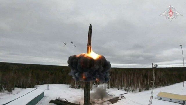 En annen interkontinental ballistisk rakett tilhørende Russland under en test i mars i fjor.