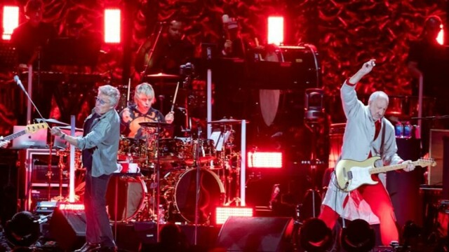 Her er The Who med f.v. Roger Daltrey, Zak Starkey og Pete Townshend i aksjon på scenen.