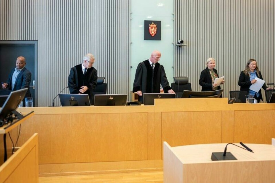 Etter torsdagen skal retten trekkes seg tilbake og drøfte skyldspørsmålet i saken: Tingrettsdommer Arild Dommersnes (i midten) flankert av meddommer Robert Nicholas (t.v.) og tingrettsdommer Tom Fr. Vold, og meddommerne Monika Berg Undheim og Lise Samuelsen. Etter torsdagen skal retten trekkes seg tilbake og drøfte skyldspørsmålet i saken: Tingrettsdommer Arild Dommersnes (i midten) flankert av meddommer Robert Nicholas (t.v.) og tingrettsdommer Tom Fr. Vold, og meddommerne Monika Berg Undheim og Lise Samuelsen. Foto: Heiko Junge / NTB