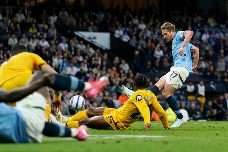 Kevin De Bruyne gir Manchester City ledelsen mot Wolverhampton. Kevin De Bruyne gir Manchester City ledelsen mot Wolverhampton. Foto: Martin Rickett, PA via AP / NTB