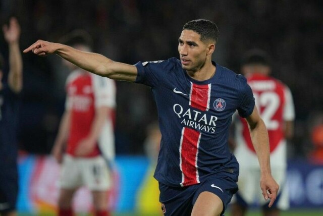 Achraf Hakimi feirer sin scoring i Paris Saint-Germains seier over Arsenal i mesterligaens semifinale.