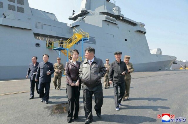 Bildet, som er levert av den nordkoreanske regjeringen, skal vise Nord-Koreas leder Kim Jong-un og hans datter under et besøk for å observere testoppskytinger av missiler på et ikke navngitt sted i Nord-Korea. Ifølge det statlige nyhetsbyrået KCNA har Kim nå besøkt en stridsvognfabrikk i landet.