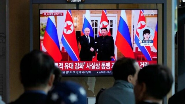 En nyhetssending i Sør-Korea mandag viser et arkivbilde av Russlands president Vladimir Putin og Nord-Koreas leder Kim Jong-un.