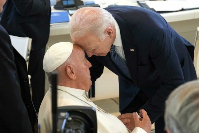 Joe Biden møtte pave Frans mange ganger. Her er de to sammen på sidelinjen av G7-møtet i Italia i 2024.