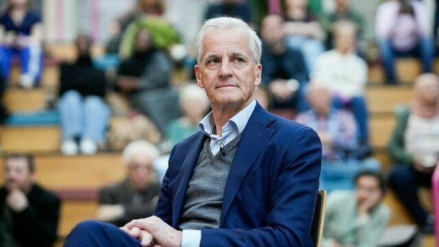 Statsminister Jonas Gahr Støre (Ap) ligger an til å kunne samle et knapt flertall på to nye meningsmålinger som ble sluppet tirsdag.