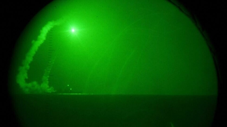 Den amerikanske destroyeren USS Barry (DDG 52) avfyrer Tomahawk-kryssermissiler i Middelhavet 19. mars 2011. Under angrepet ble til sammen 110 kryssermissiler avfyrt fra amerikanske og britiske skip og ubåter mot radaranlegg, luftvern, flyplasser og andre militære mål langs Libyas middelhavskyst. Angrepet var ledet av Nato, hvor også Norge deltok.