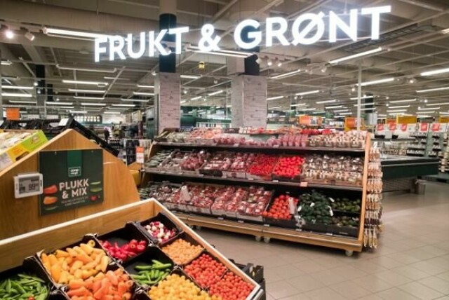 Påsketilbud på varer som frisk frukt, sjokolade, chips, pølser og diverse kjøttpålegg bidro mest til å trekke prisveksten ned i april, ifølge SSB.