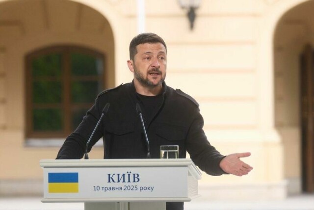 Ukrainas president Volodymyr Zelenskyj sier han er klar til å møte president Vladimir Putin til direkte samtaler på torsdag.