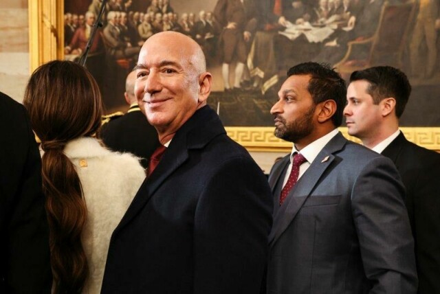 Amazon sier de aldri planla å vise hvordan Trumps tollpolitikk påvirker prisene på varene i selskapets nettbutikk. Amazon-sjef Jeff Bezos ble ifølge en rekke amerikanske medier ringt av USAs president Donald Trump, som var irritert etter å ha lest nyheten om de angivelige planene. Her er Bezos på innsettelsen av Trump i januar.