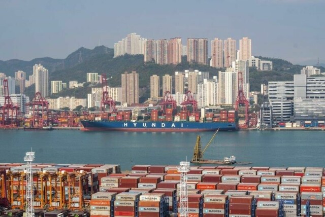 Postvesenet i Hongkong har med umiddelbar virkning stanset vareforsendelser via sjøveien til USA, og pakkeforsendelser med fly suspenderes senere denne måneden. Bildet er fra konteinerterminalen Kwai Chung i Hongkong.