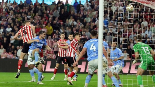 Daniel Ballard (5) scorer målet som sendte Sunderland til opprykksfinale på bekostning av Coventry.
