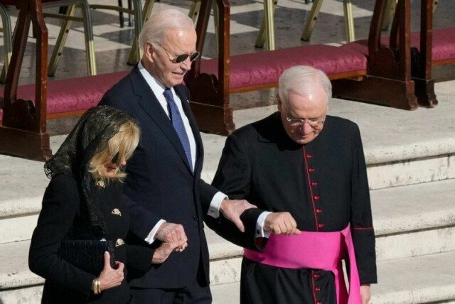 Tidligere president Joe Biden og kona Jill under begravelsesseremonien for pave Frans i april.