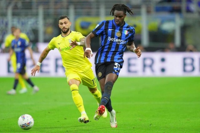 Yann Bisseck i aksjon i seriekampen mellom Inter og Lazio. Han scoret og laget straffe i et 2-2-drama.