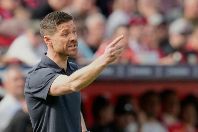Xabi Alonso overtar Real Madrid.