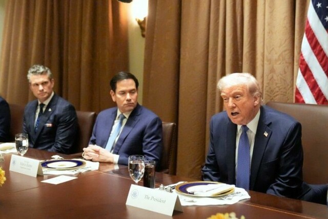 Marco Rubio i midten, advarer om at USA kan trekke seg fra rollen som megler i Ukraina-konflikten, dersom ikke Russland og Ukraina snart legger fram «konkrete forslag» for å få slutt på krigen.