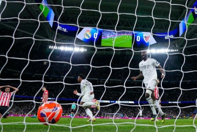 Real Madrid-spillerne feirer Federico Valverdes vinnermål på overtid mot Athletic Bilbao.