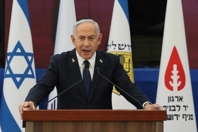 Statsminister Benjamin Netanyahu anklager Qatar for å drive dobbeltspill i forhandlingene mellom Israel og Hamas.