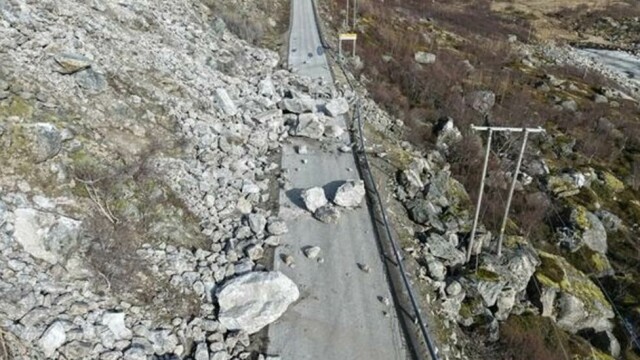 Slik så det ut på E10 i Lofoten etter steinraset.