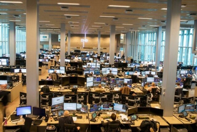 Antallet aksjeinvestorer som tror på nedgang i det globale aksjemarkedet det neste året, har doblet seg på kort tid, ifølge en fersk undersøkelse fra DNB. Bildet er tatt i meglerrommet i DNB i 2020.