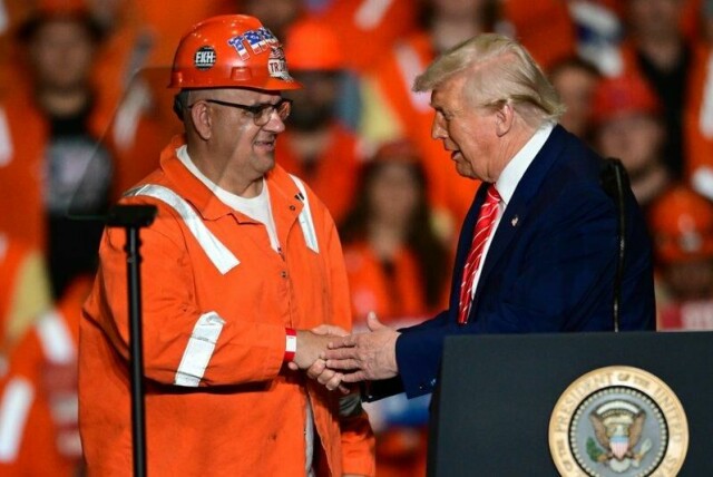 USAs president Donald Trump varslet de økte tollsatsene da han møtte stålarbeidere i Pennsylvania fredag.