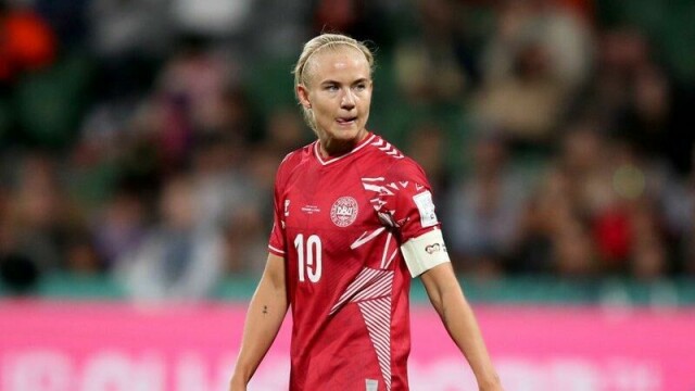 Svenske tilskuere hygget seg på Pernille Harders bekostning i storseieren mot Danmark tirsdag.
