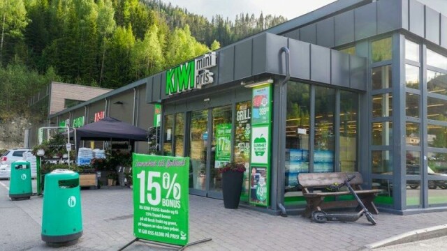 En mann truet flere personer med øks og kniv i Rødberg i Buskerud torsdag ettermiddag.